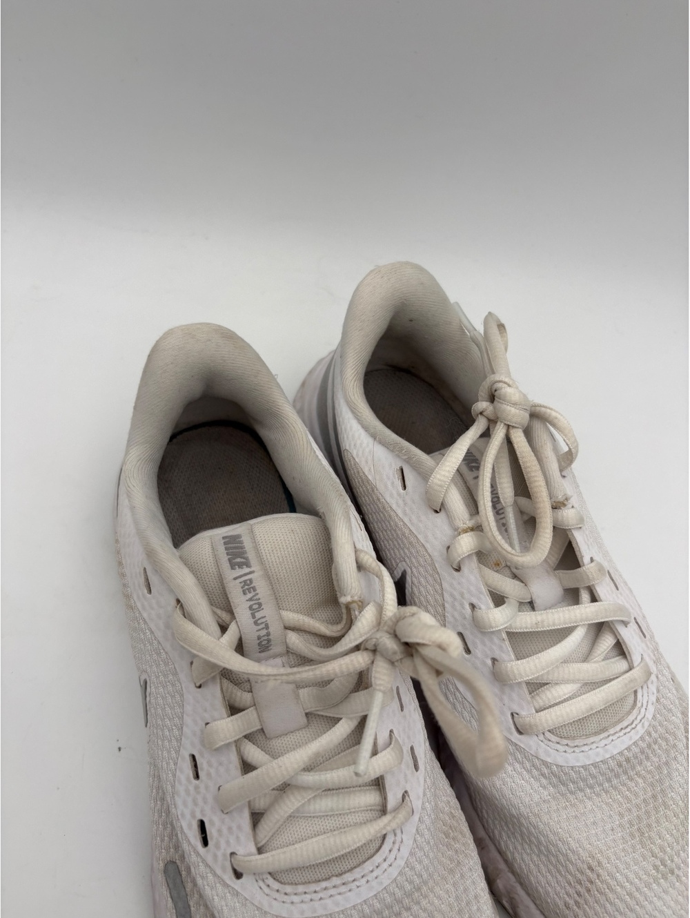 Nike Revolution 5 Woman’s 6.5 White and Gray Running Shoes Nike Sneakers - Picture 4 of 9